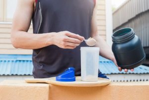 האם רוכבי אופניים צריכים לצרוך אבקת חלבון?